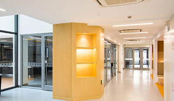 What are the three requirements for the panels of finished steel partitions?